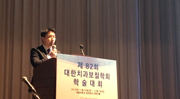 Prof. Kim lecturing at the 82nd KAP Conference